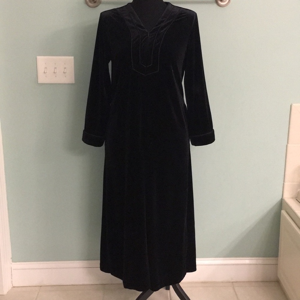 Full length Oscar DelaRenta Black velour robe